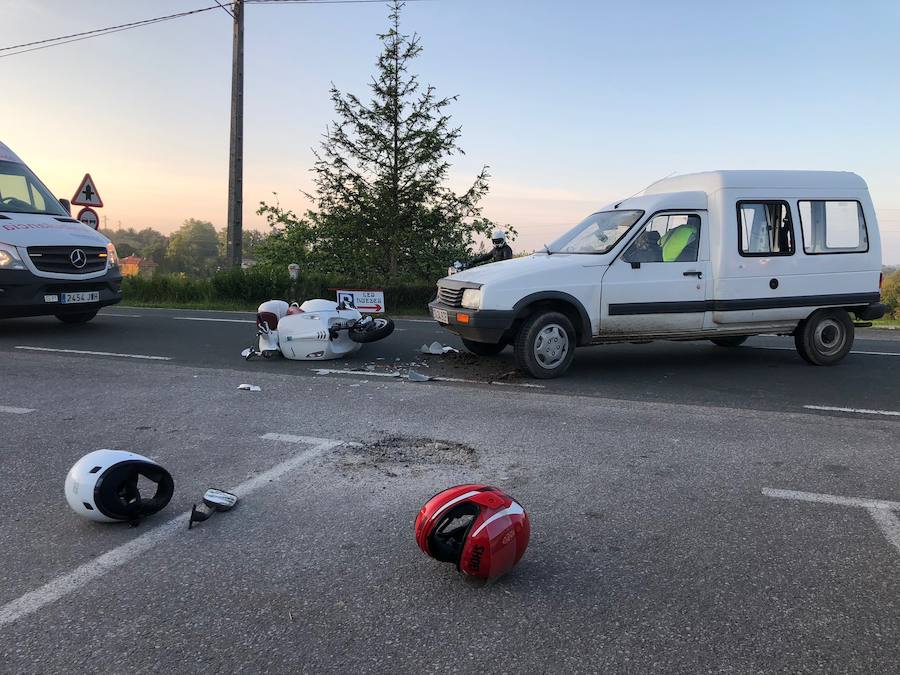 Dos personas resultaron heridas leves en la colisión de una moto y una furgoneta a última hora de la tarde del martes