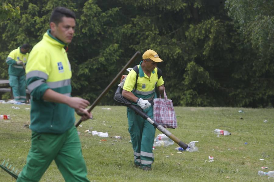 Distintos rincones de la capital asturiana amanecieron repletos de desperdicios tras la celebración de la jornada festiva. Los operarios de limpieza han trabajado toda la mañana para retirarlos