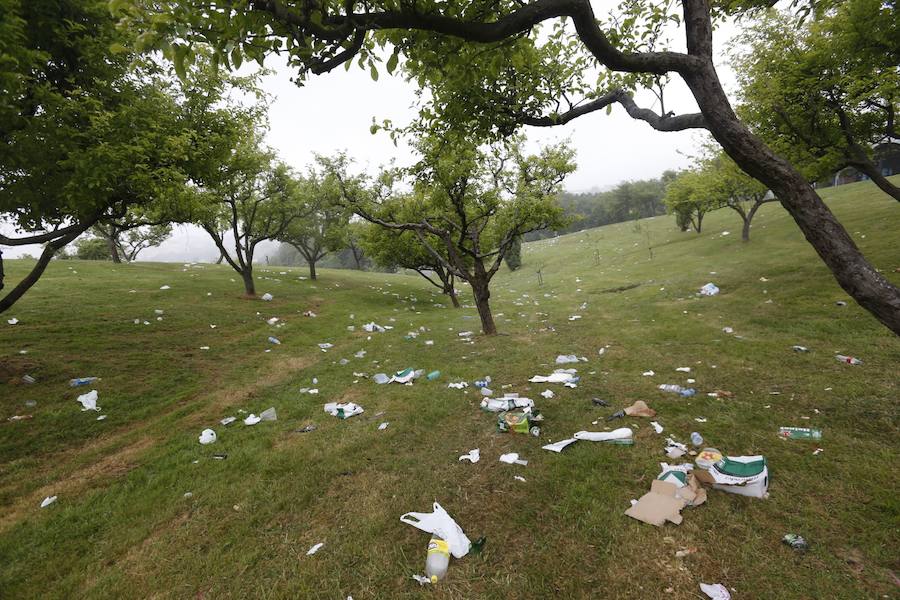 Distintos rincones de la capital asturiana amanecieron repletos de desperdicios tras la celebración de la jornada festiva. Los operarios de limpieza han trabajado toda la mañana para retirarlos