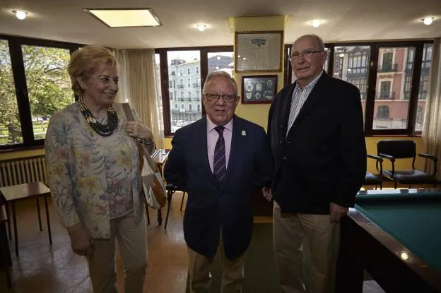 Charo Álvarez, esposa del premiado, junto a Manuel González, presidente de El Casino, y el homenajeado Enrique Gago. 