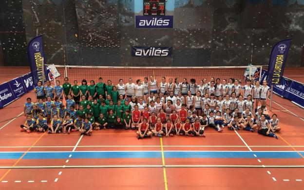 Foto de familia de los equipos participantes en los XXX Juegos Escolares Municipales de voleibol. 