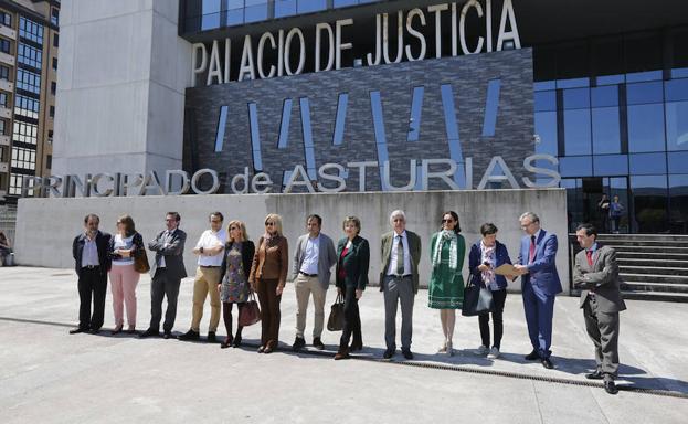 Imagen. Jueces y fiscales, a las puertas del palacio de justicia de Gijón.