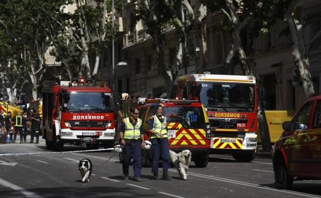 Los bomberos siguen buscando a los obreros atrapados en el derrumbe.