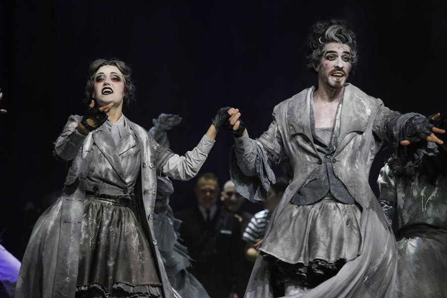 Lleno total en el Teatro Jovellanos en el estreno del musical de la Familia Addams. La puesta en escena de esta peculiar familia podrá disfutarse hasta el domingo.