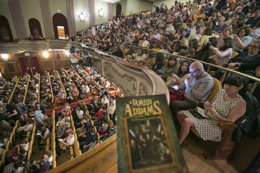 Lleno total en el Teatro Jovellanos en el estreno del musical de la Familia Addams. La puesta en escena de esta peculiar familia podrá disfutarse hasta el domingo.