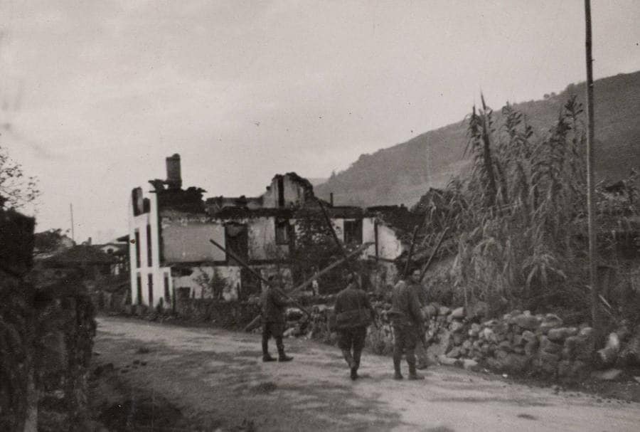 La Biblioteca Nacional de España continúa digitalizando su archivo fotográfico de la Guerra Civil: de las más de 44 000 imágenes que ilustran la narrativa bélica de ambos bandos de la contienda, 11 000 acaban de hacerse públicas. De ellas, muchas son asturianas. El cuartel de Simancas de Gijón tras el asedio, los combates en las trincheras de Oviedo o escenas de la vida cotidiana durante el conflicto son parte de los contenidos. 