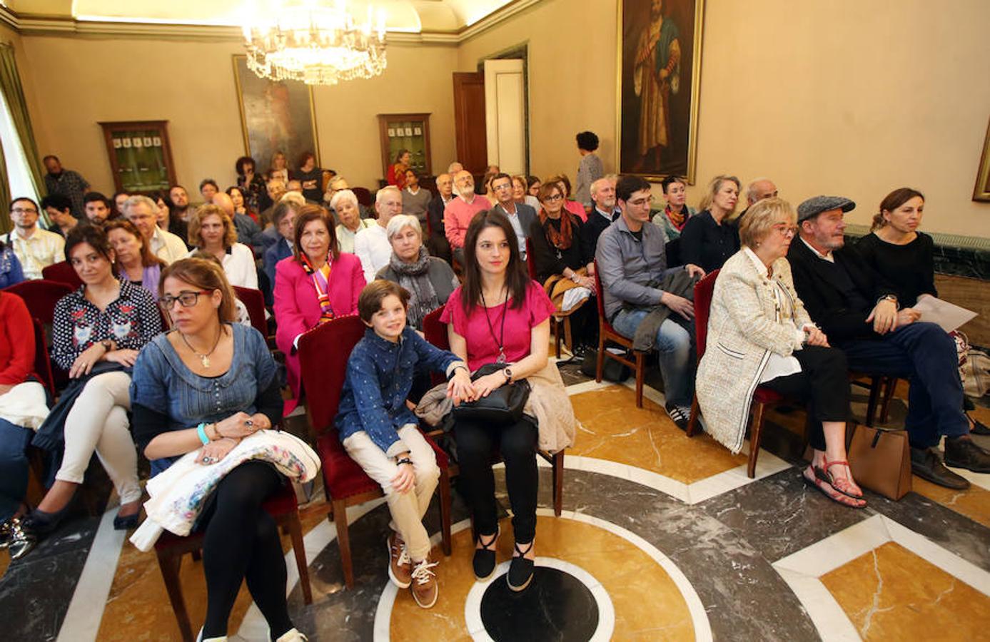 Su viuda ha recogido la distinción a título póstumo de manos del alcalde de la ciudad cumpliendo así un «sueño» del poeta