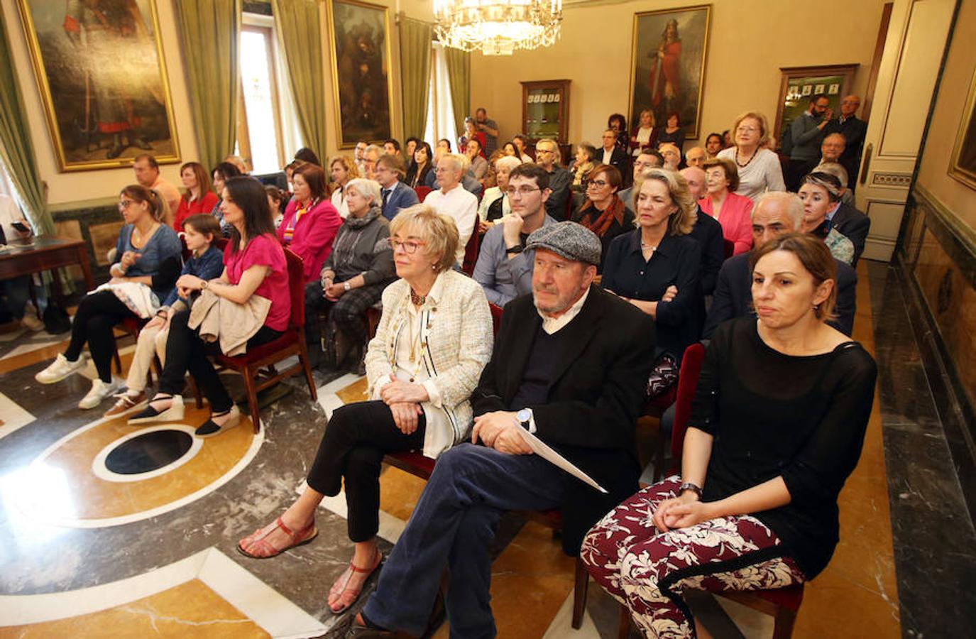 Su viuda ha recogido la distinción a título póstumo de manos del alcalde de la ciudad cumpliendo así un «sueño» del poeta