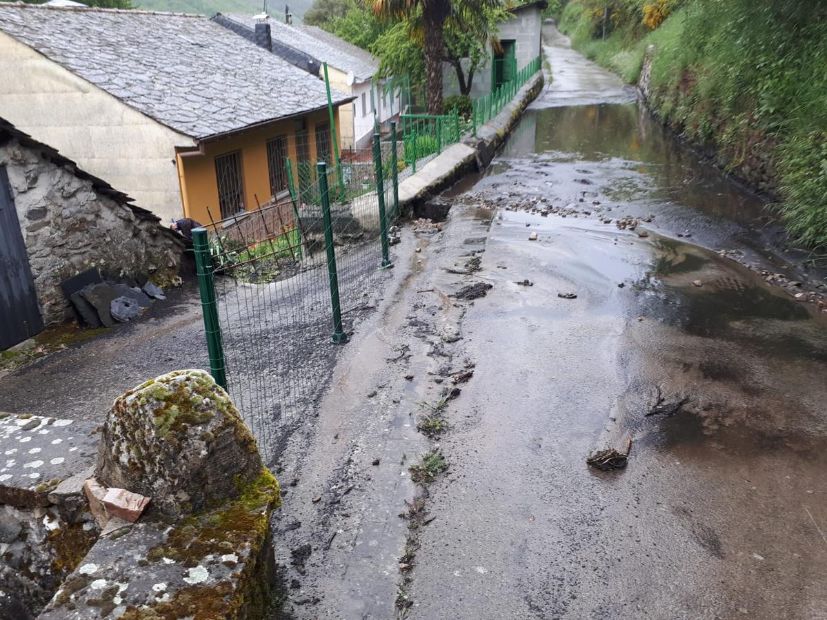 Los vecinos de la localidad del Occidente asturiano aseguran que las tormentas han dejado «varios desprendimientos.