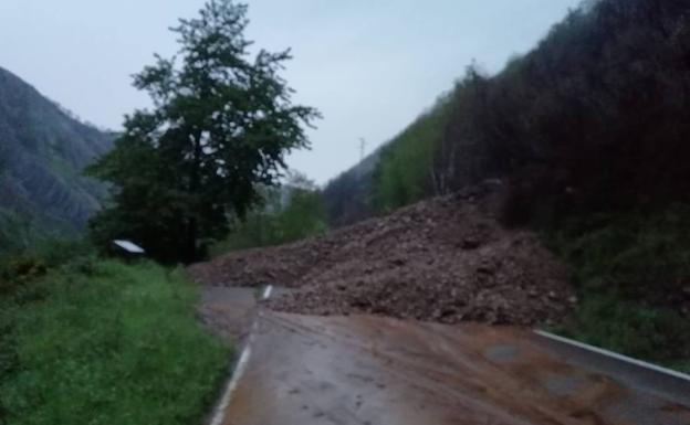 Uno de los argayos que mantiene cortada la AS-15 en Degaña.