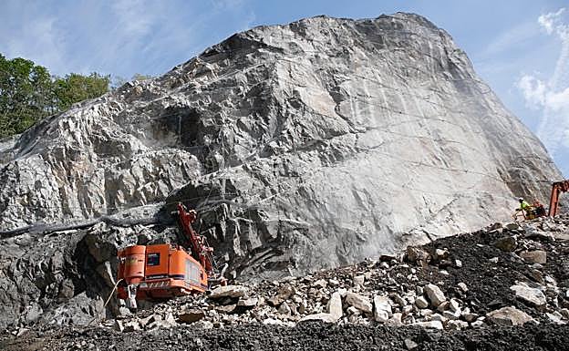 Dos mil metros de cables metálicos para sujetar una montaña