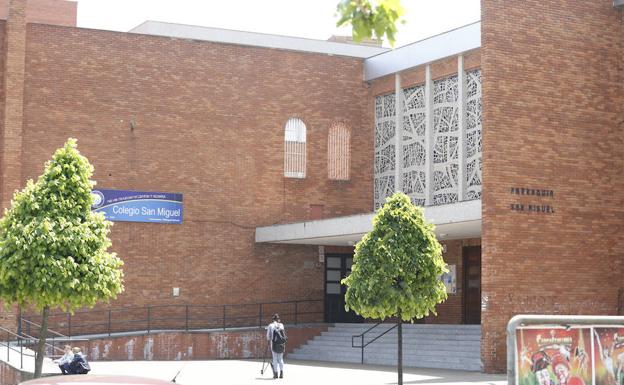 Entrada principal del colegio San Miguel, en Pumarín, donde comenzó la presunta relación entre la profesora y el menor.