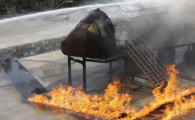 Imagen. Simulacro de extinción de incendio en un avión.