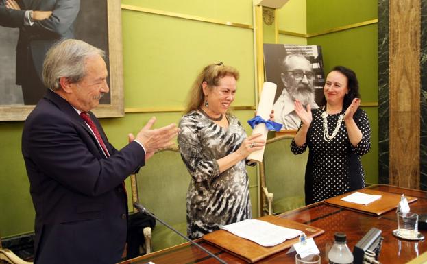 Susana Rivera recoge el título de Hijo Predilecto concedido a Ángel González de manos del alcalde de Oviedo y junto a la profesora y especialista en su obra María Payeras. 
