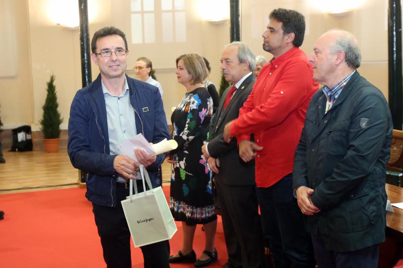 El alcalde de Oviedo, Wenceslao López, ha presidido el homenaje a los 58 funcionarios que este año se jubilan o cumplen 25 y 40 años de servicio en la administración local. El acto coincide con la festividad de Santa Rita, patrona de los empleados públicos.