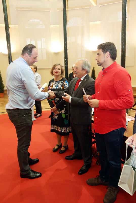 El alcalde de Oviedo, Wenceslao López, ha presidido el homenaje a los 58 funcionarios que este año se jubilan o cumplen 25 y 40 años de servicio en la administración local. El acto coincide con la festividad de Santa Rita, patrona de los empleados públicos.