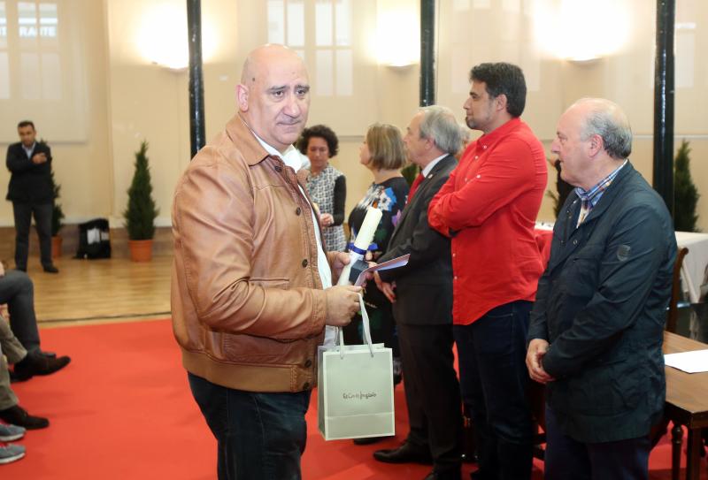 El alcalde de Oviedo, Wenceslao López, ha presidido el homenaje a los 58 funcionarios que este año se jubilan o cumplen 25 y 40 años de servicio en la administración local. El acto coincide con la festividad de Santa Rita, patrona de los empleados públicos.