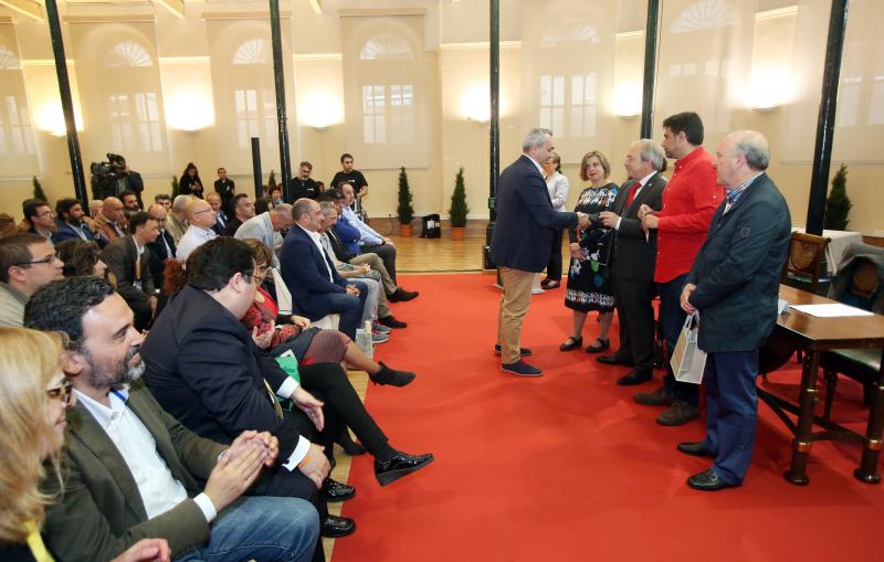 El alcalde de Oviedo, Wenceslao López, ha presidido el homenaje a los 58 funcionarios que este año se jubilan o cumplen 25 y 40 años de servicio en la administración local. El acto coincide con la festividad de Santa Rita, patrona de los empleados públicos.