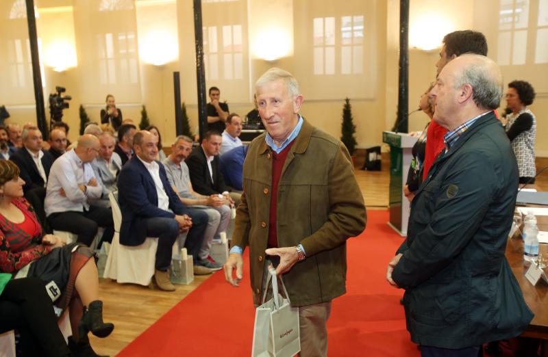 El alcalde de Oviedo, Wenceslao López, ha presidido el homenaje a los 58 funcionarios que este año se jubilan o cumplen 25 y 40 años de servicio en la administración local. El acto coincide con la festividad de Santa Rita, patrona de los empleados públicos.