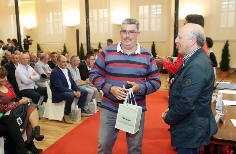 El alcalde de Oviedo, Wenceslao López, ha presidido el homenaje a los 58 funcionarios que este año se jubilan o cumplen 25 y 40 años de servicio en la administración local. El acto coincide con la festividad de Santa Rita, patrona de los empleados públicos.