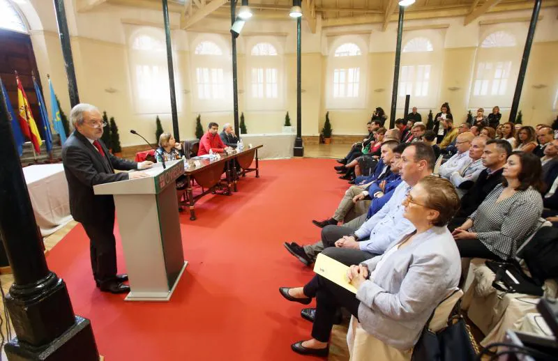 El alcalde de Oviedo, Wenceslao López, ha presidido el homenaje a los 58 funcionarios que este año se jubilan o cumplen 25 y 40 años de servicio en la administración local. El acto coincide con la festividad de Santa Rita, patrona de los empleados públicos.