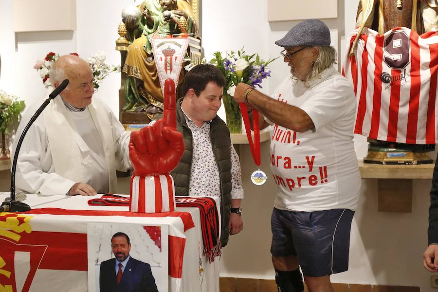 Un emotivo recuerdo a 'El Brujo' llenó de rojo y blanco la ermita gijonesa. 