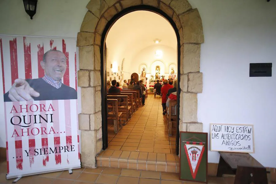 Un emotivo recuerdo a 'El Brujo' llenó de rojo y blanco la ermita gijonesa. 