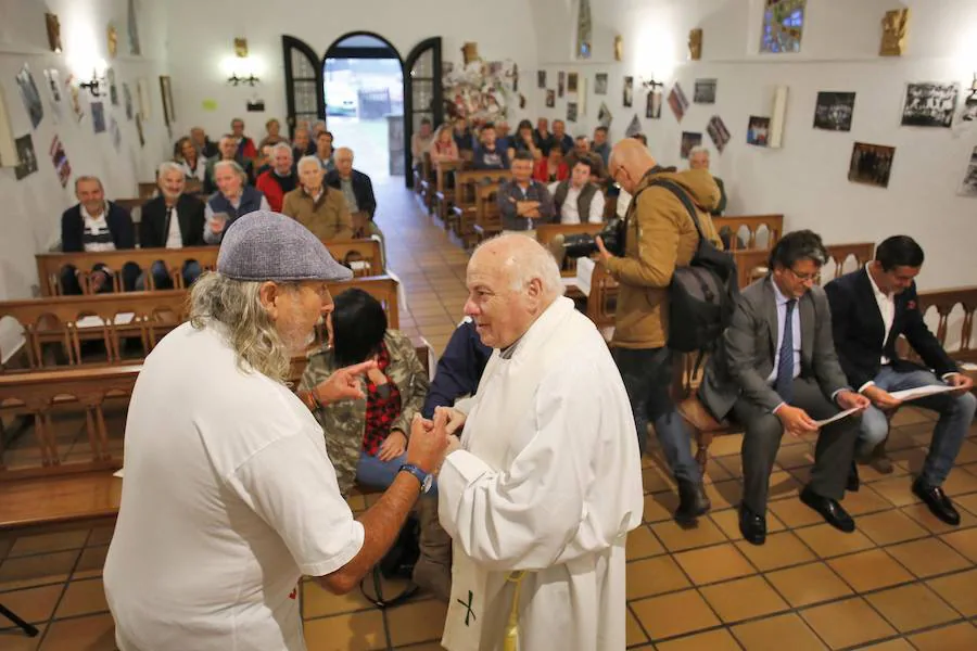 Un emotivo recuerdo a 'El Brujo' llenó de rojo y blanco la ermita gijonesa. 