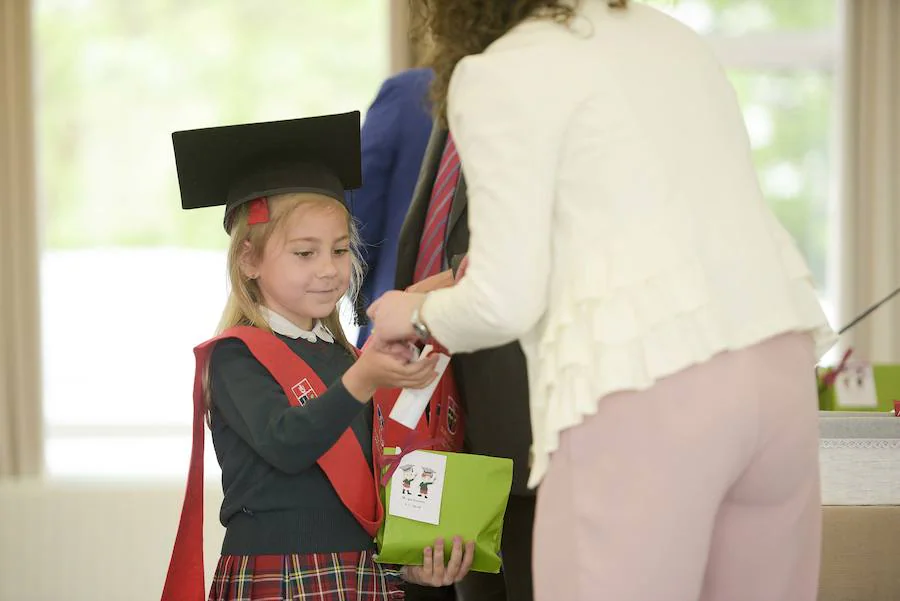 Los estudiantes más pequeños del colegio sierense han recibido este viernes sus bandas de graduados. 