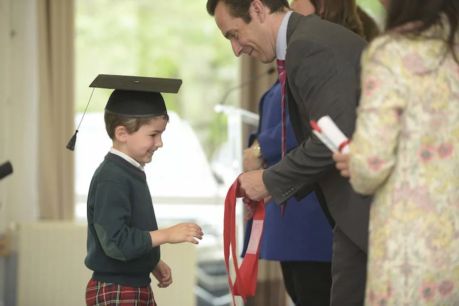 Los estudiantes más pequeños del colegio sierense han recibido este viernes sus bandas de graduados. 