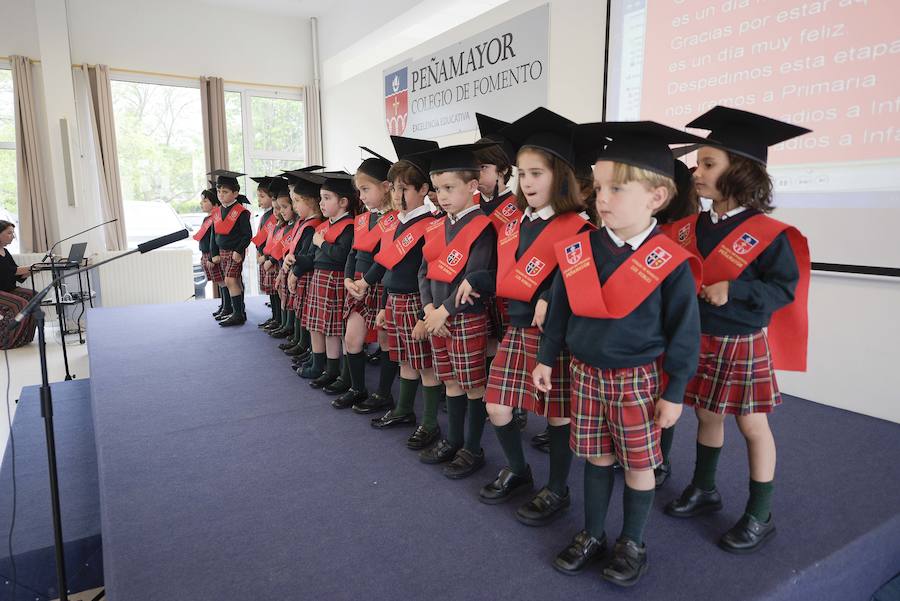 Los estudiantes más pequeños del colegio sierense han recibido este viernes sus bandas de graduados. 