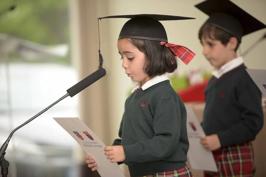 Los estudiantes más pequeños del colegio sierense han recibido este viernes sus bandas de graduados. 