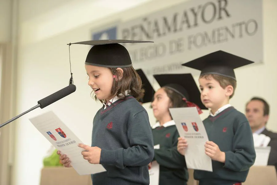 Los estudiantes más pequeños del colegio sierense han recibido este viernes sus bandas de graduados. 