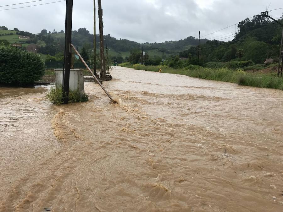 El Valle de Fontaciera, inundado por el desbordamiento del río Pinzales