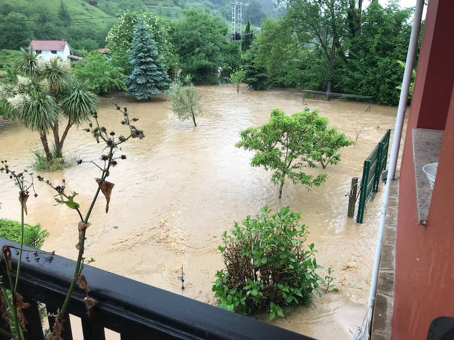 El Valle de Fontaciera, inundado por el desbordamiento del río Pinzales