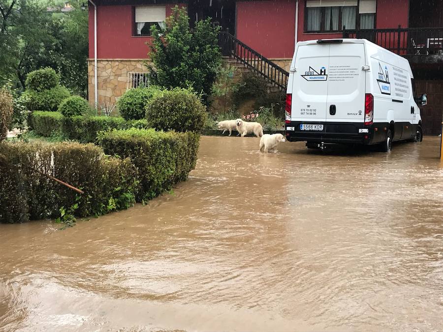 El Valle de Fontaciera, inundado por el desbordamiento del río Pinzales