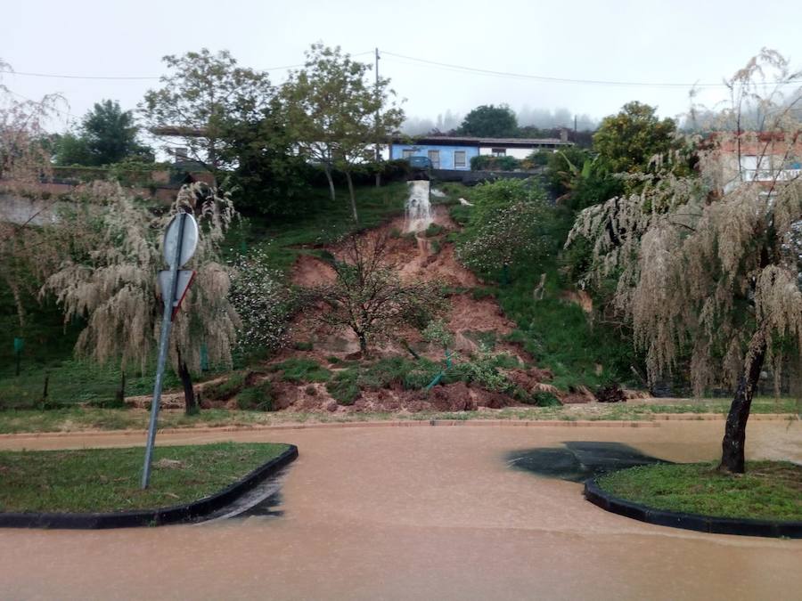 Las intensas lluvias han provocado inundaciones y argayos en varios puntos del centro de Asturias, sobre todo, en los concejos de Gijón y Villaviciosa. No obstante, en concejos como Langreo o Degaña también se han registrado desperfectos.