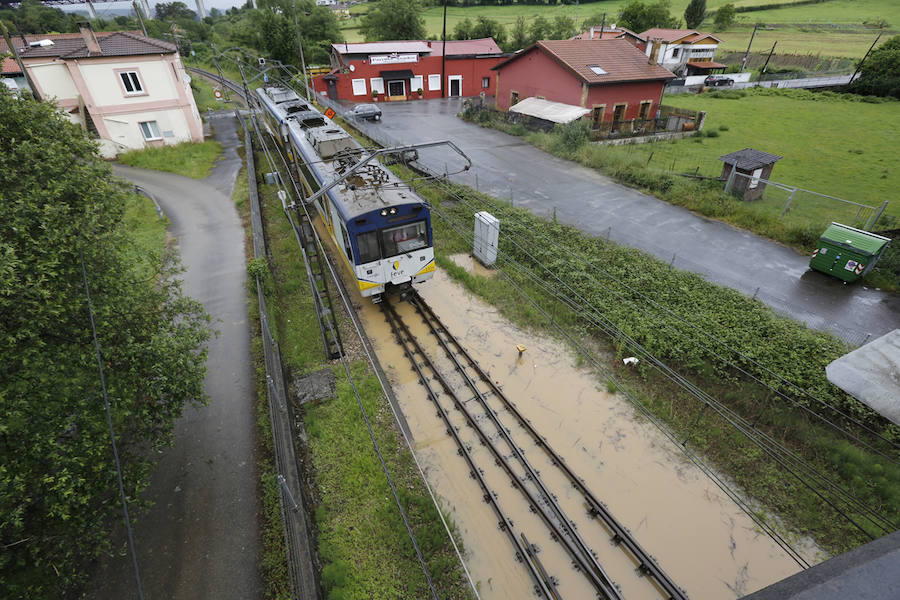 Las intensas lluvias han provocado inundaciones y argayos en varios puntos del centro de Asturias, sobre todo, en los concejos de Gijón y Villaviciosa. No obstante, en concejos como Langreo o Degaña también se han registrado desperfectos.