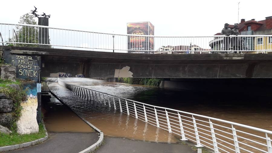 El Valle de Fontaciera, inundado por el desbordamiento del río Pinzales