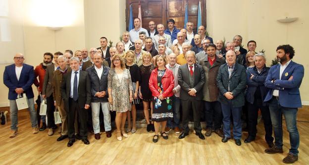 Todos los homenajeados posaron ayer junto al equipo de gobierno en la foto de familia para festejar Santa Rita en la plaza de Trascorrales. 