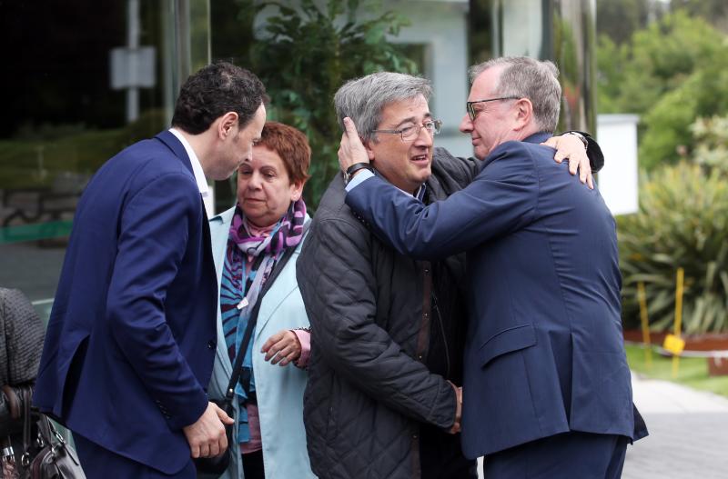 El presidente del Principado, Javier Fernández, el consejero de Presidencia, Guillermo Martínez, y el consejero de Sanidad, Francisco del Busto, han arropado a la familia del exconsejero de Sanidad Rafel Sariego, que ha fallecido a causa de un cáncer.