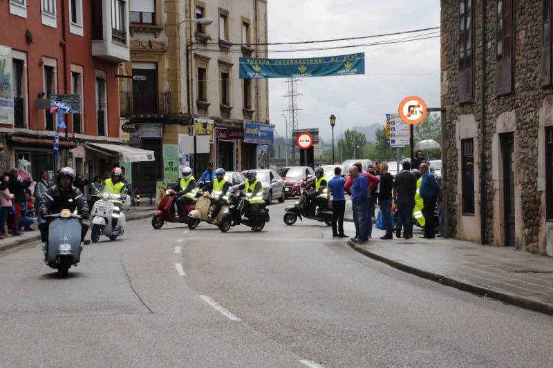 Decenas de vespas y lambrettas han participado en la X Subida a El Fitu, un recorrido de noventa kilómetros por carreteras secundarias que ha llenado de color la comarca oriental.