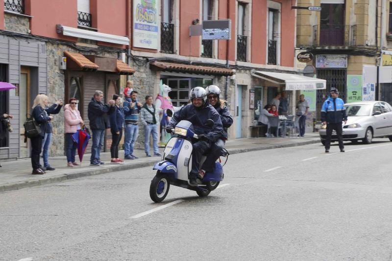 Decenas de vespas y lambrettas han participado en la X Subida a El Fitu, un recorrido de noventa kilómetros por carreteras secundarias que ha llenado de color la comarca oriental.