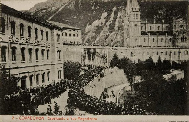 La multitud espera la llegada de los Reyes junto al Hotel Pelayo con la basílica de fondo. 