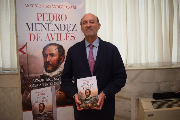 Fernández Toraño, durante la presentación del libro en el Cuartel General de la Armada. 