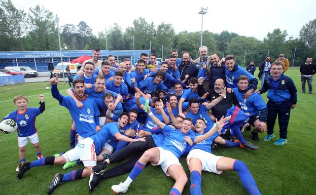 Los jugadores del Oviedo Vetusta celebran el ascenso.