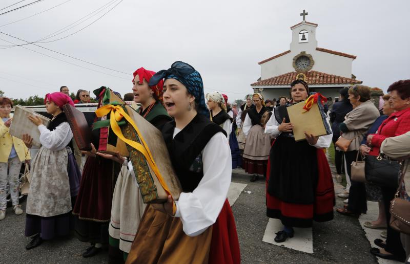 Los vecinos de la Providencia celebraron una misa en honor a su patrona, cuya talla fue llevada en procesión hasta la colina de El Cuervo, donde Adolfo Amandi le dedicó una tonada.