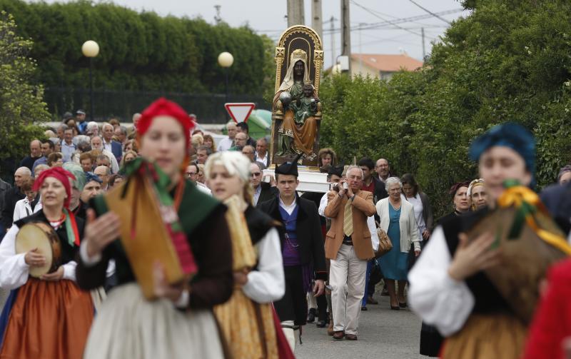 Los vecinos de la Providencia celebraron una misa en honor a su patrona, cuya talla fue llevada en procesión hasta la colina de El Cuervo, donde Adolfo Amandi le dedicó una tonada.