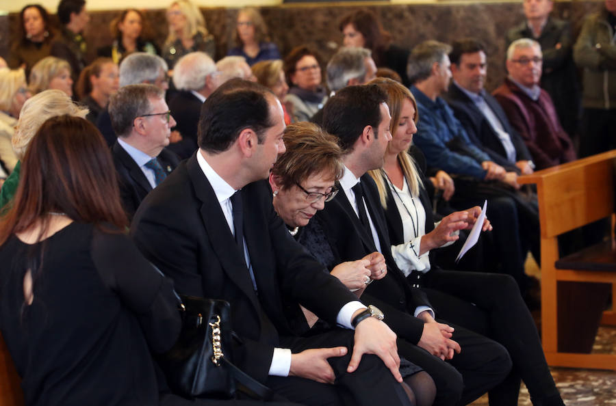 La capilla del tanatorio de Los Arenales se ha quedado pequeña para acoger al grn número de personas que ha querido dar su último adiós a Rafa Sariego, el consejero de Sanidad que impulsó la construcción del actual Hospital Central de Asturias. Personalidades de la política, la economía y la cultura de Asturias han arropado a su familia en estos difíciles momentos.