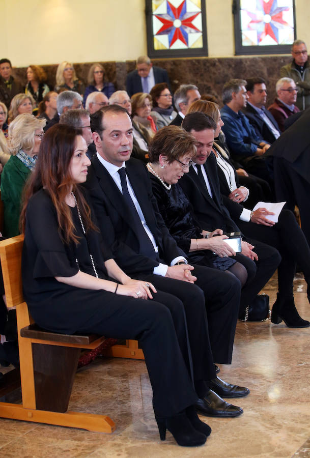 La capilla del tanatorio de Los Arenales se ha quedado pequeña para acoger al grn número de personas que ha querido dar su último adiós a Rafa Sariego, el consejero de Sanidad que impulsó la construcción del actual Hospital Central de Asturias. Personalidades de la política, la economía y la cultura de Asturias han arropado a su familia en estos difíciles momentos.